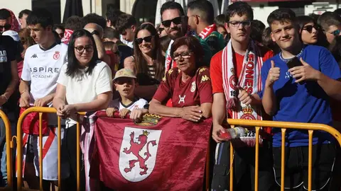 El Ayuntamiento recibe a jugadores, técnicos y directiva en una emotiva celebración donde no faltaron los vítores, la música y el agradecimiento eterno a una afición que nunca dejó de creer. Fotos: Isaac Llamazares