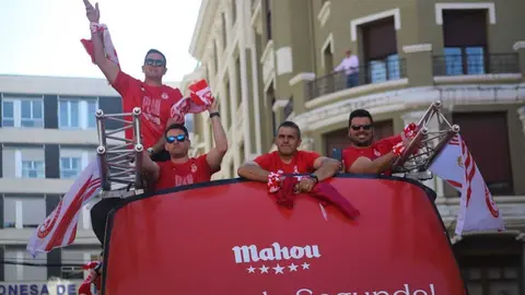 El Ayuntamiento recibe a jugadores, técnicos y directiva en una emotiva celebración donde no faltaron los vítores, la música y el agradecimiento eterno a una afición que nunca dejó de creer. Fotos: Isaac Llamazares