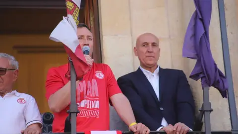 El Ayuntamiento recibe a jugadores, técnicos y directiva en una emotiva celebración donde no faltaron los vítores, la música y el agradecimiento eterno a una afición que nunca dejó de creer. Fotos: Isaac Llamazares