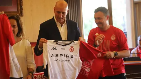 El Ayuntamiento recibe a jugadores, técnicos y directiva en una emotiva celebración donde no faltaron los vítores, la música y el agradecimiento eterno a una afición que nunca dejó de creer. Fotos: Isaac Llamazares