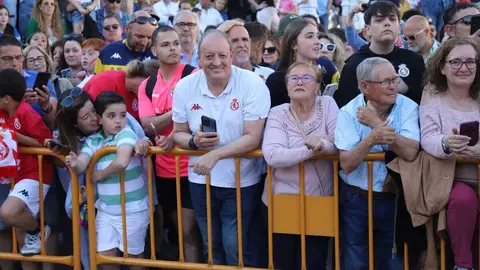 El Ayuntamiento recibe a jugadores, técnicos y directiva en una emotiva celebración donde no faltaron los vítores, la música y el agradecimiento eterno a una afición que nunca dejó de creer. Fotos: Isaac Llamazares