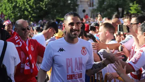 El Ayuntamiento recibe a jugadores, técnicos y directiva en una emotiva celebración donde no faltaron los vítores, la música y el agradecimiento eterno a una afición que nunca dejó de creer. Fotos: Isaac Llamazares
