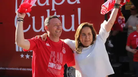 El Ayuntamiento recibe a jugadores, técnicos y directiva en una emotiva celebración donde no faltaron los vítores, la música y el agradecimiento eterno a una afición que nunca dejó de creer. Fotos: Isaac Llamazares