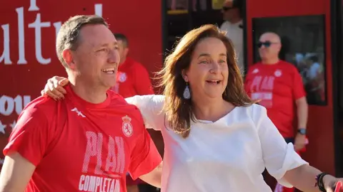 El Ayuntamiento recibe a jugadores, técnicos y directiva en una emotiva celebración donde no faltaron los vítores, la música y el agradecimiento eterno a una afición que nunca dejó de creer. Fotos: Isaac Llamazares