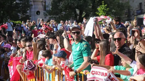El Ayuntamiento recibe a jugadores, técnicos y directiva en una emotiva celebración donde no faltaron los vítores, la música y el agradecimiento eterno a una afición que nunca dejó de creer. Fotos: Isaac Llamazares