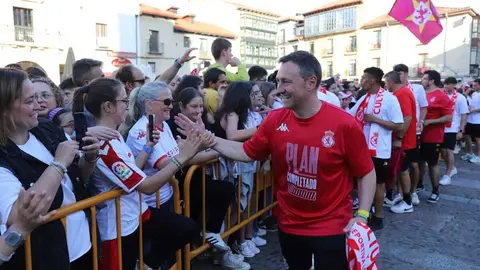 El Ayuntamiento recibe a jugadores, técnicos y directiva en una emotiva celebración donde no faltaron los vítores, la música y el agradecimiento eterno a una afición que nunca dejó de creer. Fotos: Isaac Llamazares
