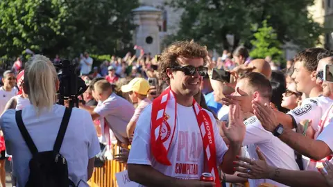 El Ayuntamiento recibe a jugadores, técnicos y directiva en una emotiva celebración donde no faltaron los vítores, la música y el agradecimiento eterno a una afición que nunca dejó de creer. Fotos: Isaac Llamazares