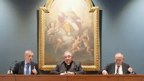 Comparecencia del vicesecretario para Asuntos Económicos de la Conferencia Episcopal Española, Fernando Giménez Barriocanal (I); del obispo de León, Luis Ángel de las Heras (C), y del ecónomo diocesano, Vicente Gutiérrez (D), que ofrece un análisis del ámbito de la economía y administración en la Diócesis y de iniciativas en materia de transparencia. Foto: Campillo.