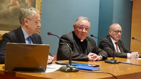 Comparecencia del vicesecretario para Asuntos Económicos de la Conferencia Episcopal Española, Fernando Giménez Barriocanal (I); del obispo de León, Luis Ángel de las Heras (C), y del ecónomo diocesano, Vicente Gutiérrez (D), que ofrece un análisis del ámbito de la economía y administración en la Diócesis y de iniciativas en materia de transparencia. Foto: Campillo.