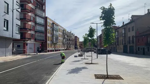 La ciudad de León vive esta semana una de sus mayores transformaciones urbanísticas recientes. Desde este lunes, 26 de mayo, han quedado abiertos al tráfico los nuevos viales en el entorno de la plaza del Espolón, un hito que marca la primera gran puesta en servicio de la conocida como 