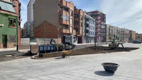 La ciudad de León vive esta semana una de sus mayores transformaciones urbanísticas recientes. Desde este lunes, 26 de mayo, han quedado abiertos al tráfico los nuevos viales en el entorno de la plaza del Espolón, un hito que marca la primera gran puesta en servicio de la conocida como 