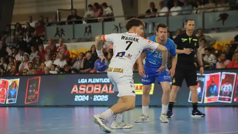 Carlos Álvarez firma su adiós soñado con un derbi para la historia; en la imagen, un lance del encuentro. Fotos: Isaac Llamazares