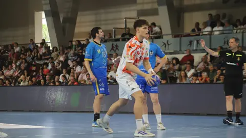 Carlos Álvarez firma su adiós soñado con un derbi para la historia; en la imagen, un lance del encuentro. Fotos: Isaac Llamazares