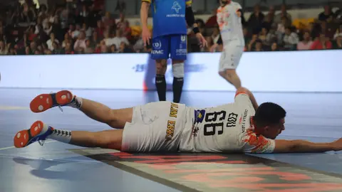 Carlos Álvarez firma su adiós soñado con un derbi para la historia; en la imagen, un lance del encuentro. Fotos: Isaac Llamazares