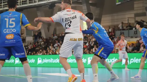 Carlos Álvarez firma su adiós soñado con un derbi para la historia; en la imagen, un lance del encuentro. Fotos: Isaac Llamazares