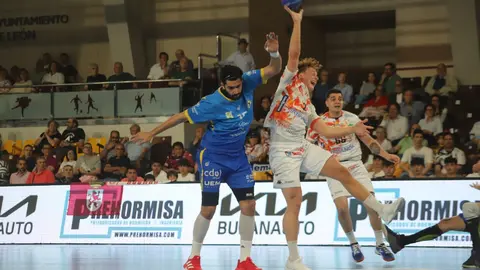 Carlos Álvarez firma su adiós soñado con un derbi para la historia; en la imagen, un lance del encuentro. Fotos: Isaac Llamazares