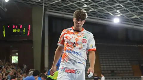 Carlos Álvarez firma su adiós soñado con un derbi para la historia; en la imagen, un lance del encuentro. Fotos: Isaac Llamazares