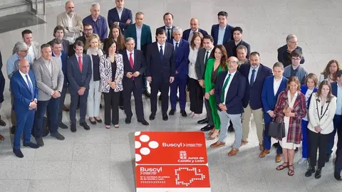 El presidente autonómico, Alfonso Fernández Mañueco, presenta, junto al consejero de Medio Ambiente, Vivienda y Ordenación del Territorio, Juan Carlos Suárez-Quiñones y el consejero de Movilidad, José Luis Sanz, la nueva tarjeta de transporte gratuito en autobús de la Junta