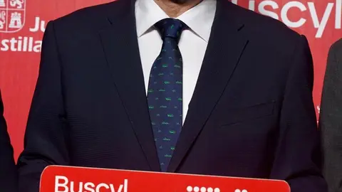 El presidente autonómico, Alfonso Fernández Mañueco, presenta, junto al consejero de Medio Ambiente, Vivienda y Ordenación del Territorio, Juan Carlos Suárez-Quiñones y el consejero de Movilidad, José Luis Sanz, la nueva tarjeta de transporte gratuito en autobús de la Junta