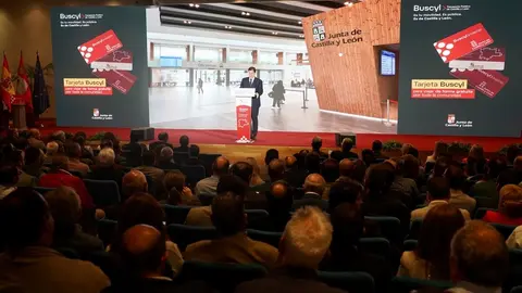 El presidente autonómico, Alfonso Fernández Mañueco, presenta, junto al consejero de Medio Ambiente, Vivienda y Ordenación del Territorio, Juan Carlos Suárez-Quiñones y el consejero de Movilidad, José Luis Sanz, la nueva tarjeta de transporte gratuito en autobús de la Junta