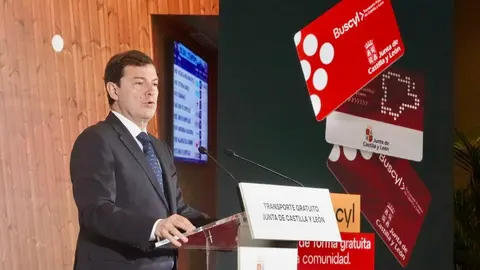 El presidente autonómico, Alfonso Fernández Mañueco, presenta, junto al consejero de Medio Ambiente, Vivienda y Ordenación del Territorio, Juan Carlos Suárez-Quiñones y el consejero de Movilidad, José Luis Sanz, la nueva tarjeta de transporte gratuito en autobús de la Junta