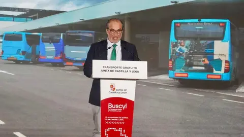 El presidente autonómico, Alfonso Fernández Mañueco, presenta, junto al consejero de Medio Ambiente, Vivienda y Ordenación del Territorio, Juan Carlos Suárez-Quiñones y el consejero de Movilidad, José Luis Sanz, la nueva tarjeta de transporte gratuito en autobús de la Junta