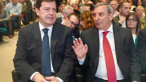 El presidente autonómico, Alfonso Fernández Mañueco, presenta, junto al consejero de Medio Ambiente, Vivienda y Ordenación del Territorio, Juan Carlos Suárez-Quiñones y el consejero de Movilidad, José Luis Sanz, la nueva tarjeta de transporte gratuito en autobús de la Junta
