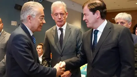 El presidente autonómico, Alfonso Fernández Mañueco, presenta, junto al consejero de Medio Ambiente, Vivienda y Ordenación del Territorio, Juan Carlos Suárez-Quiñones y el consejero de Movilidad, José Luis Sanz, la nueva tarjeta de transporte gratuito en autobús de la Junta