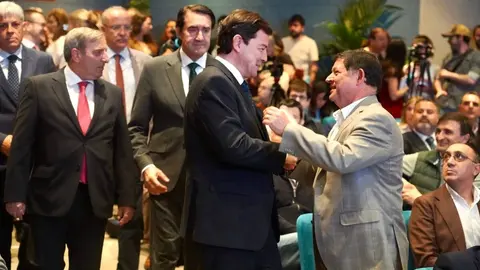El presidente autonómico, Alfonso Fernández Mañueco, presenta, junto al consejero de Medio Ambiente, Vivienda y Ordenación del Territorio, Juan Carlos Suárez-Quiñones y el consejero de Movilidad, José Luis Sanz, la nueva tarjeta de transporte gratuito en autobús de la Junta