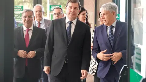 El presidente autonómico, Alfonso Fernández Mañueco, presenta, junto al consejero de Medio Ambiente, Vivienda y Ordenación del Territorio, Juan Carlos Suárez-Quiñones y el consejero de Movilidad, José Luis Sanz, la nueva tarjeta de transporte gratuito en autobús de la Junta