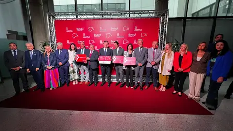 El presidente autonómico, Alfonso Fernández Mañueco, presenta, junto al consejero de Medio Ambiente, Vivienda y Ordenación del Territorio, Juan Carlos Suárez-Quiñones y el consejero de Movilidad, José Luis Sanz, la nueva tarjeta de transporte gratuito en autobús de la Junta