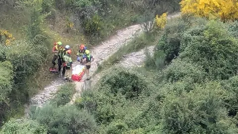 Un hombre de 70 años tuvo que ser evacuado este domingo en helicóptero tras sufrir una indisposición mientras caminaba por un tramo de difícil acceso entre Riego de Ambrós y Molinaseca.