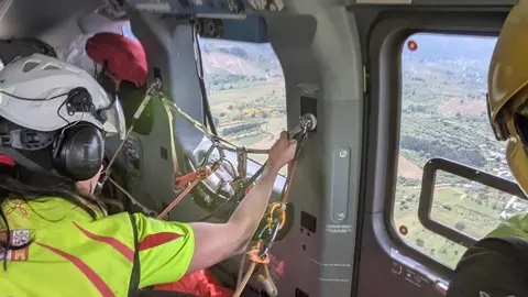 Un hombre de 70 años tuvo que ser evacuado este domingo en helicóptero tras sufrir una indisposición mientras caminaba por un tramo de difícil acceso entre Riego de Ambrós y Molinaseca.