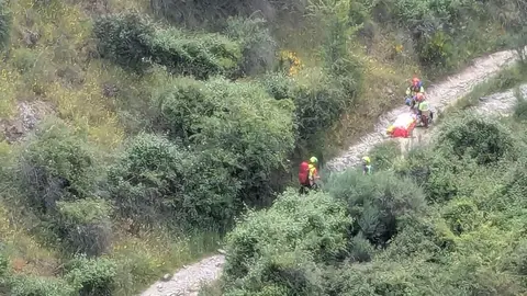 Un hombre de 70 años tuvo que ser evacuado este domingo en helicóptero tras sufrir una indisposición mientras caminaba por un tramo de difícil acceso entre Riego de Ambrós y Molinaseca.