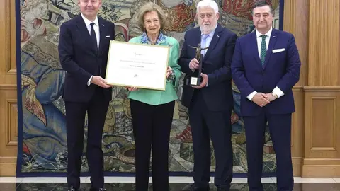 La reina Sofía recibe el Premio Fundos de Honor por su compromiso social.