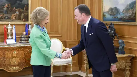 La reina Sofía recibe el Premio Fundos de Honor por su compromiso social.