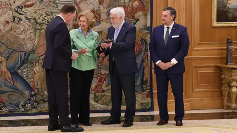 La reina Sofía recibe el Premio Fundos de Honor por su compromiso social.