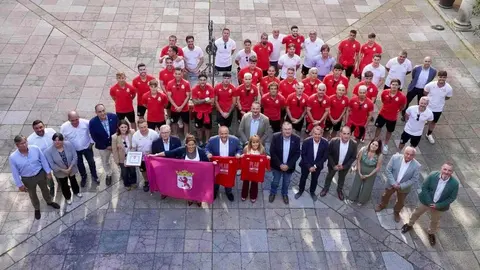 El presidente de la Diputación, Gerardo Álvarez Courel, y el resto de la corporación provincial reciben a la plantilla, cuerpo técnico y directiva de la Cultural y Deportiva Leonesa tras su ascenso a Segunda División. Foto: Campillo