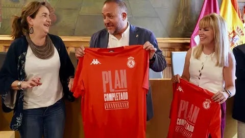 El presidente de la Diputación, Gerardo Álvarez Courel, y el resto de la corporación provincial reciben a la plantilla, cuerpo técnico y directiva de la Cultural y Deportiva Leonesa tras su ascenso a Segunda División. Foto: Campillo
