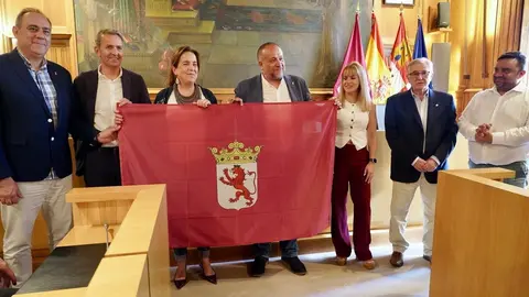 El presidente de la Diputación, Gerardo Álvarez Courel, y el resto de la corporación provincial reciben a la plantilla, cuerpo técnico y directiva de la Cultural y Deportiva Leonesa tras su ascenso a Segunda División. Foto: Campillo