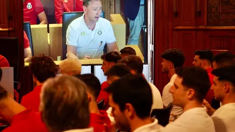 El presidente de la Diputación, Gerardo Álvarez Courel, y el resto de la corporación provincial reciben a la plantilla, cuerpo técnico y directiva de la Cultural y Deportiva Leonesa tras su ascenso a Segunda División. Foto: Campillo