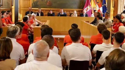 El presidente de la Diputación, Gerardo Álvarez Courel, y el resto de la corporación provincial reciben a la plantilla, cuerpo técnico y directiva de la Cultural y Deportiva Leonesa tras su ascenso a Segunda División. Foto: Campillo
