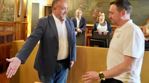 El presidente de la Diputación, Gerardo Álvarez Courel, y el resto de la corporación provincial reciben a la plantilla, cuerpo técnico y directiva de la Cultural y Deportiva Leonesa tras su ascenso a Segunda División. Foto: Campillo