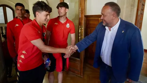 El presidente de la Diputación, Gerardo Álvarez Courel, y el resto de la corporación provincial reciben a la plantilla, cuerpo técnico y directiva de la Cultural y Deportiva Leonesa tras su ascenso a Segunda División. Foto: Campillo