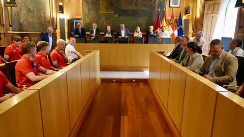 El presidente de la Diputación, Gerardo Álvarez Courel, y el resto de la corporación provincial reciben a la plantilla, cuerpo técnico y directiva de la Cultural y Deportiva Leonesa tras su ascenso a Segunda División. Foto: Campillo