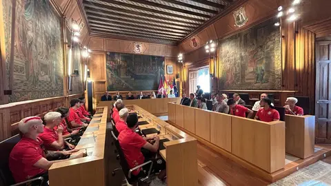 El presidente de la Diputación, Gerardo Álvarez Courel, y el resto de la corporación provincial reciben a la plantilla, cuerpo técnico y directiva de la Cultural y Deportiva Leonesa tras su ascenso a Segunda División. Foto: Campillo