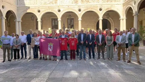 El presidente de la Diputación, Gerardo Álvarez Courel, y el resto de la corporación provincial reciben a la plantilla, cuerpo técnico y directiva de la Cultural y Deportiva Leonesa tras su ascenso a Segunda División. Foto: Campillo