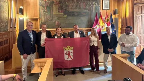 El presidente de la Diputación, Gerardo Álvarez Courel, y el resto de la corporación provincial reciben a la plantilla, cuerpo técnico y directiva de la Cultural y Deportiva Leonesa tras su ascenso a Segunda División. Foto: Campillo