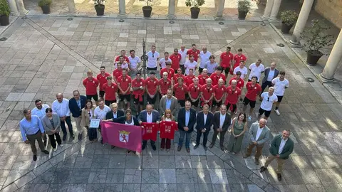 El presidente de la Diputación, Gerardo Álvarez Courel, y el resto de la corporación provincial reciben a la plantilla, cuerpo técnico y directiva de la Cultural y Deportiva Leonesa tras su ascenso a Segunda División. Foto: Campillo