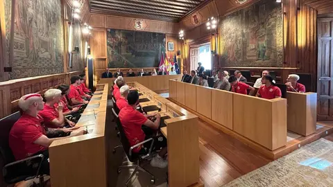 El presidente de la Diputación, Gerardo Álvarez Courel, y el resto de la corporación provincial reciben a la plantilla, cuerpo técnico y directiva de la Cultural y Deportiva Leonesa tras su ascenso a Segunda División. Foto: Campillo